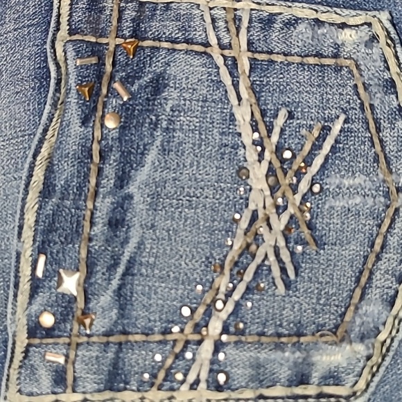 BKE REESE RHINESTONES STUDDED EMBROIDERED DENIM CAPRI JEAN - Picture 3 of 16